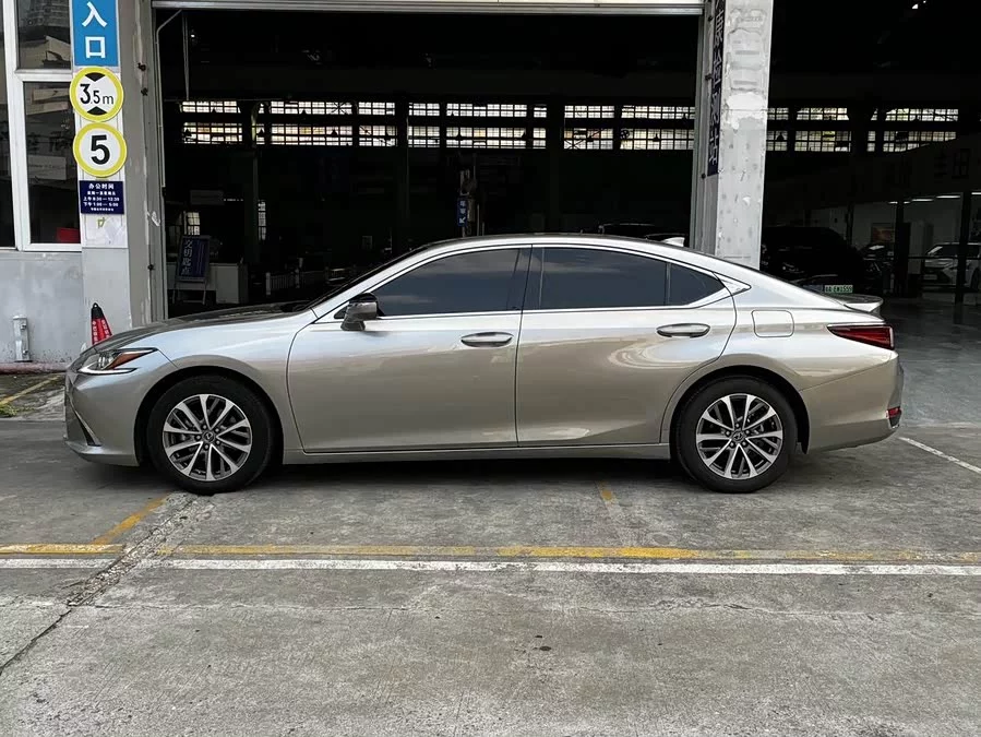 Lexus ES