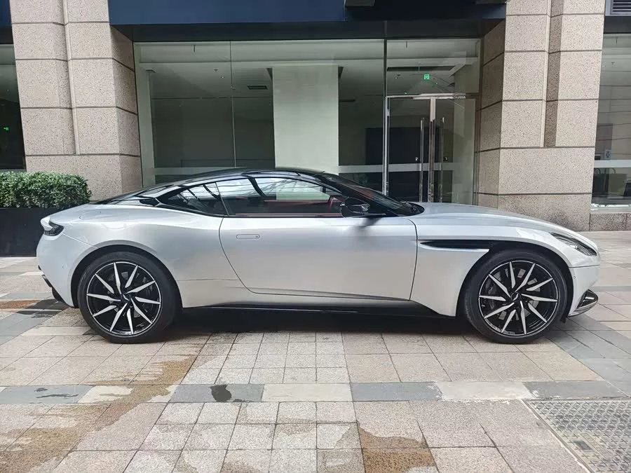 Aston Martin DB11