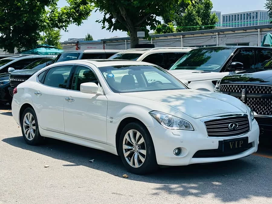 Infiniti Q70