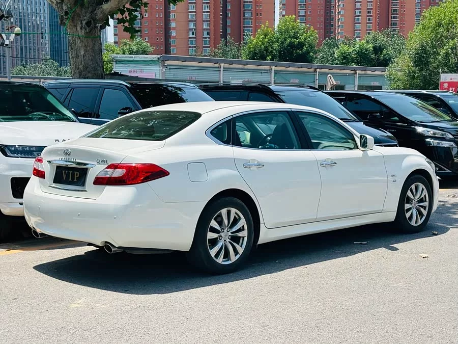 Infiniti Q70