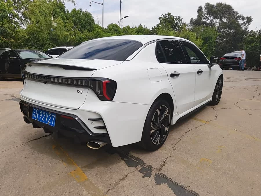 Lynk & Co 03