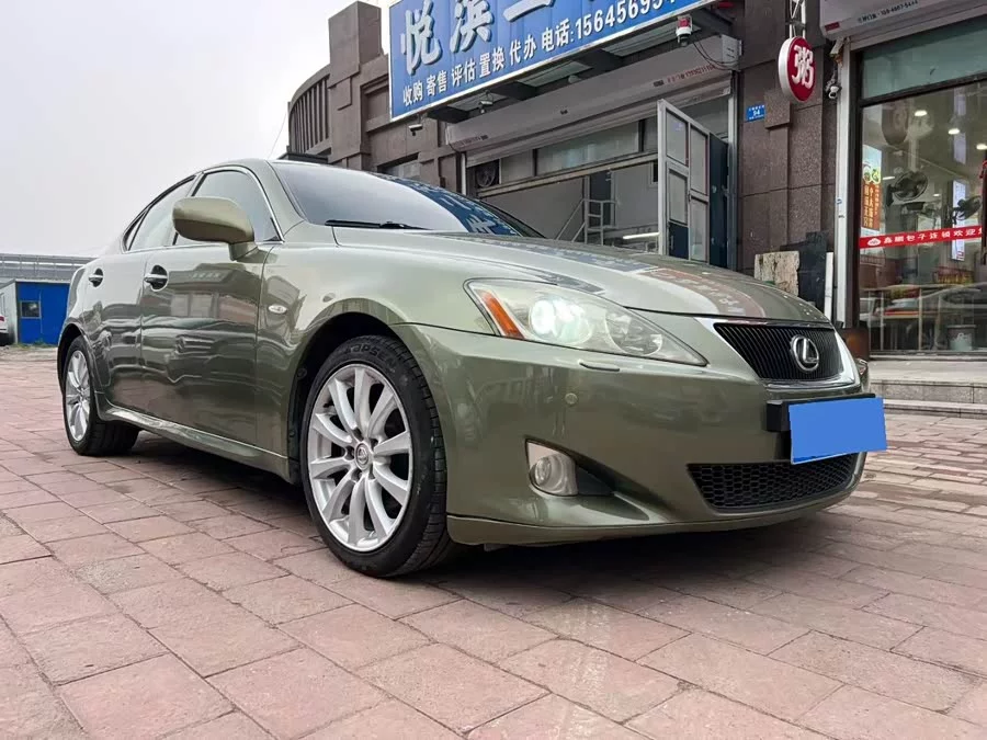 Lexus IS