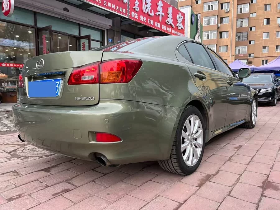 Lexus IS