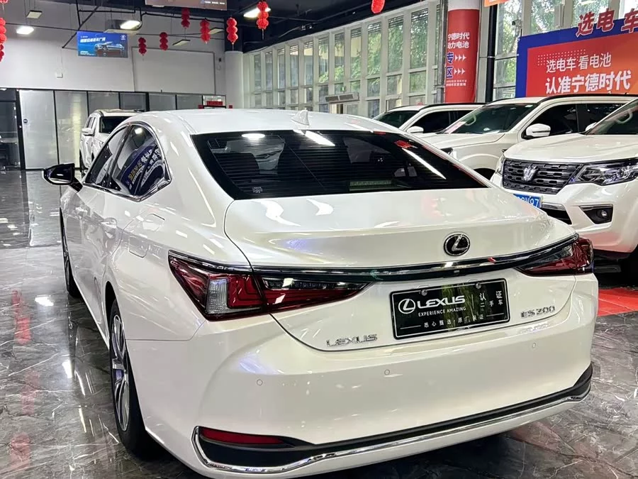 Lexus ES