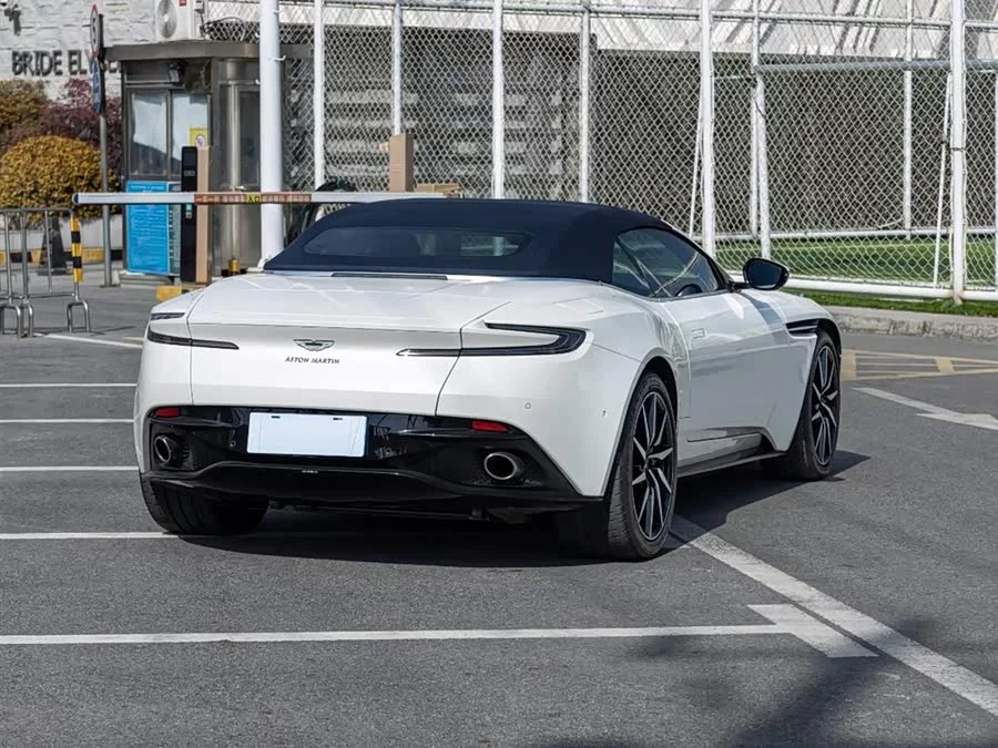 Aston Martin DB11