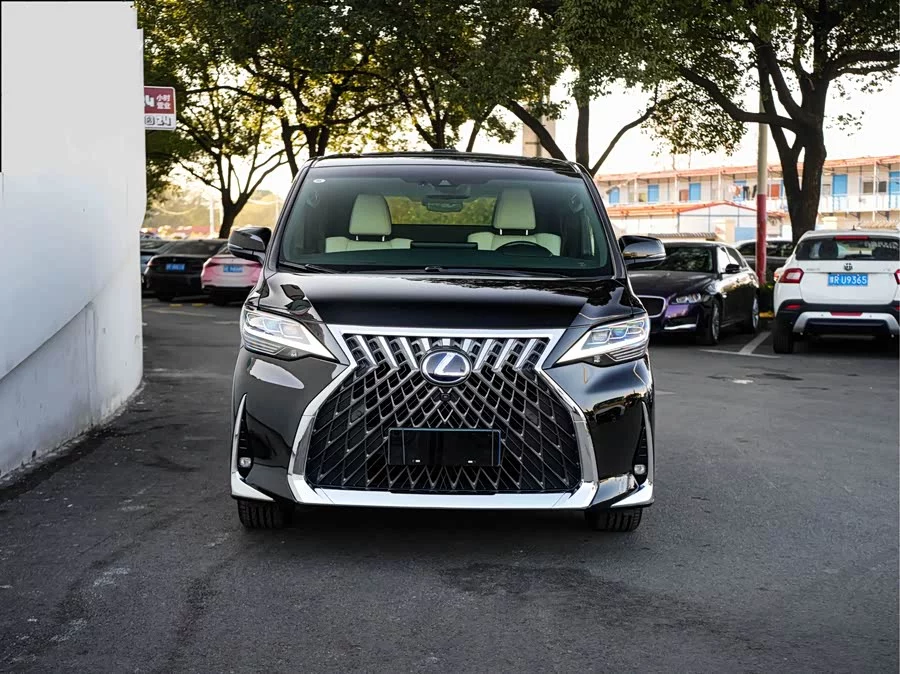 Lexus LM