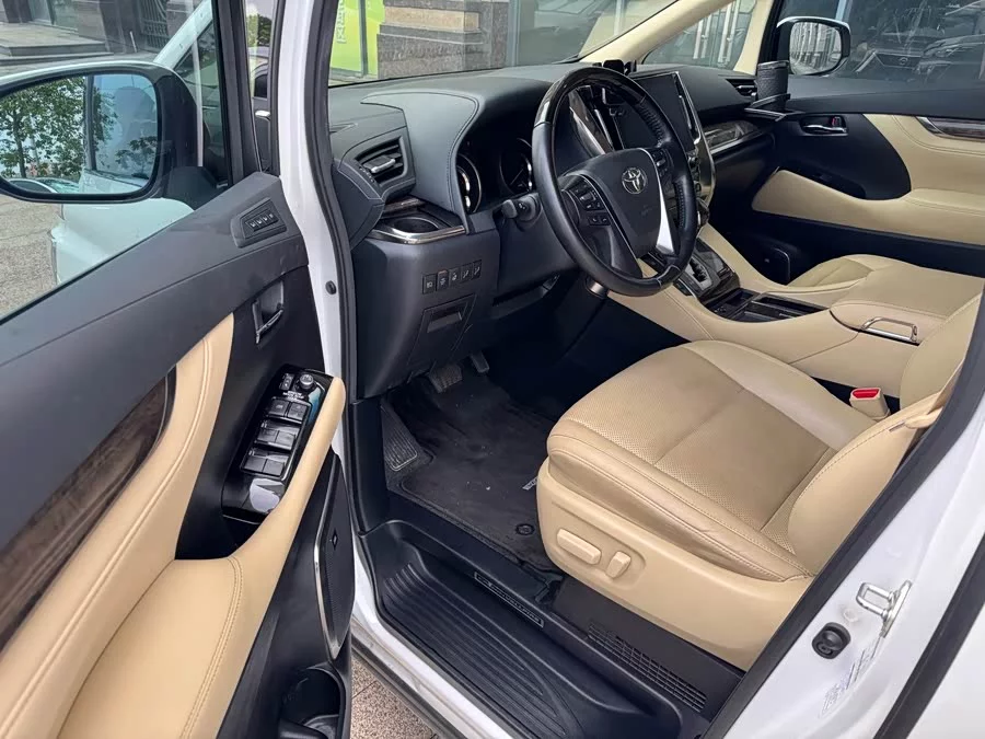 Toyota Crown Vellfire