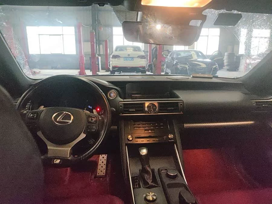 Lexus IS