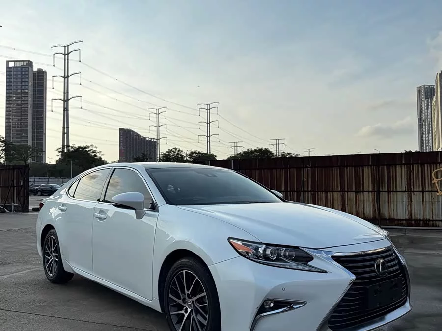 Lexus ES