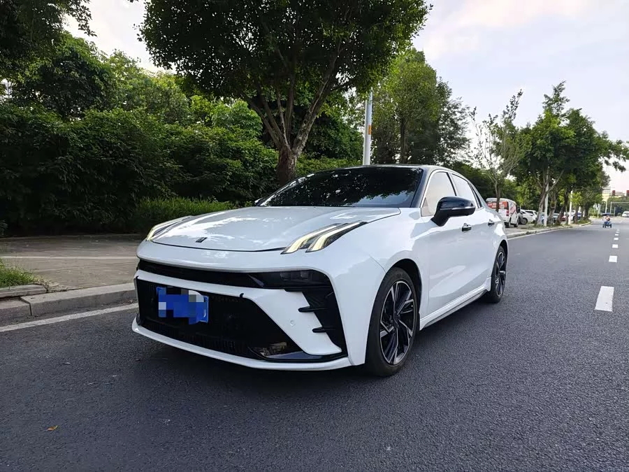 Lynk & Co 03