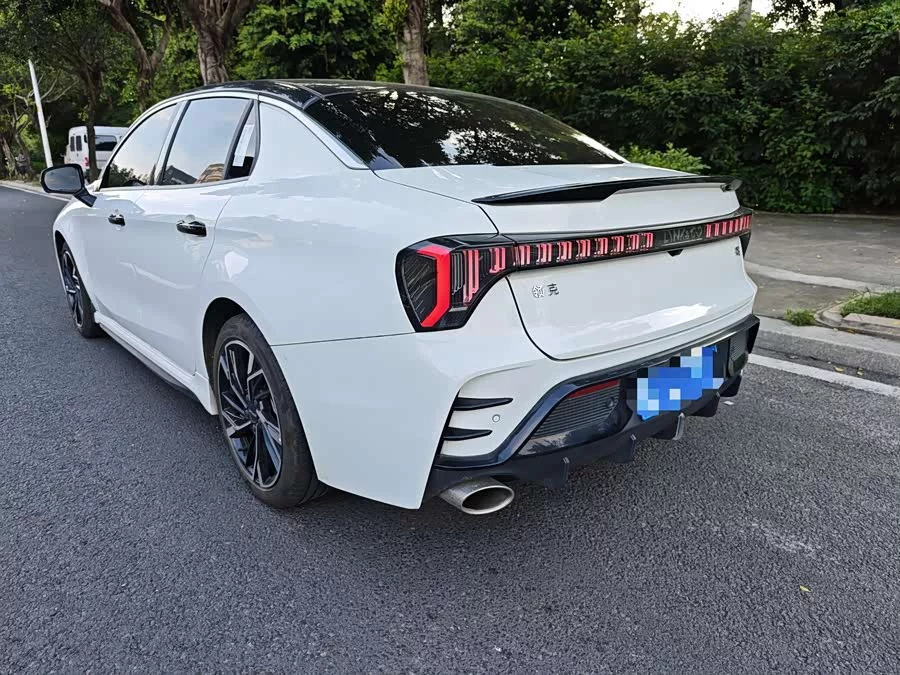 Lynk & Co 03