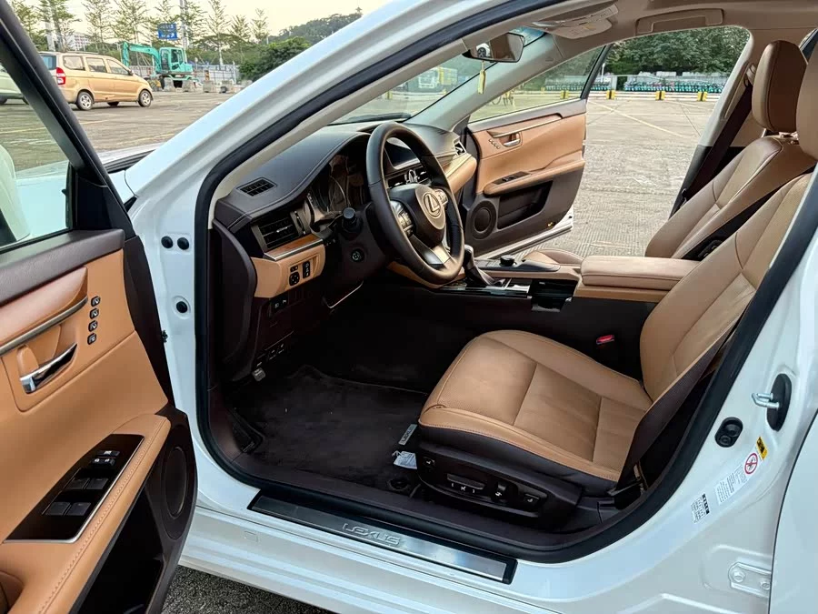 Lexus ES