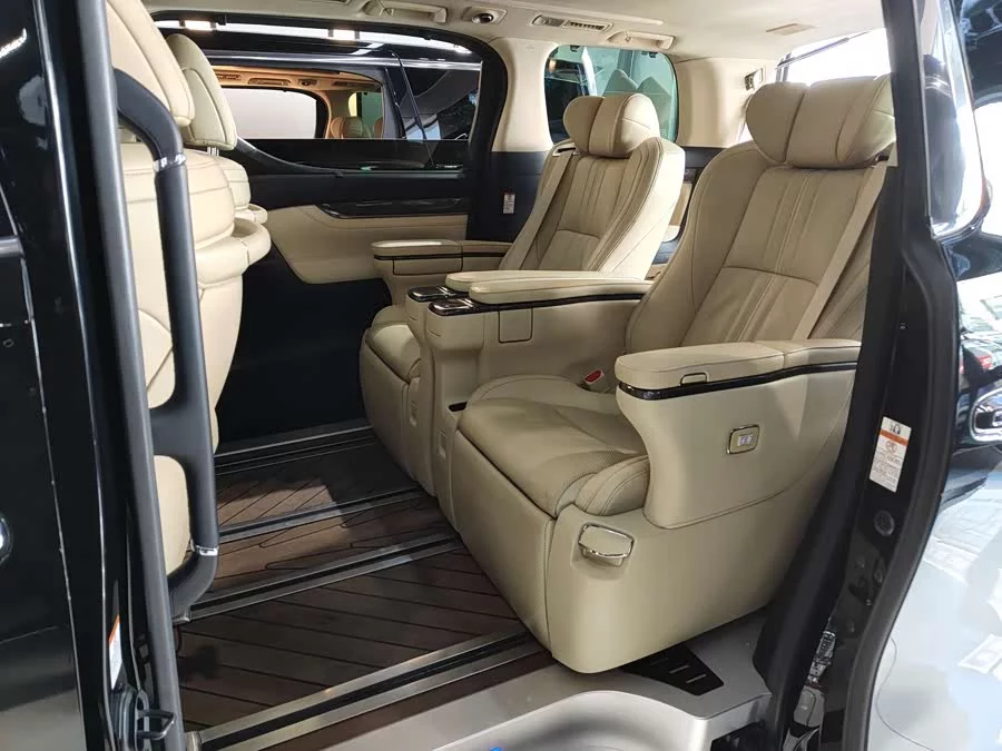 Toyota Crown Vellfire