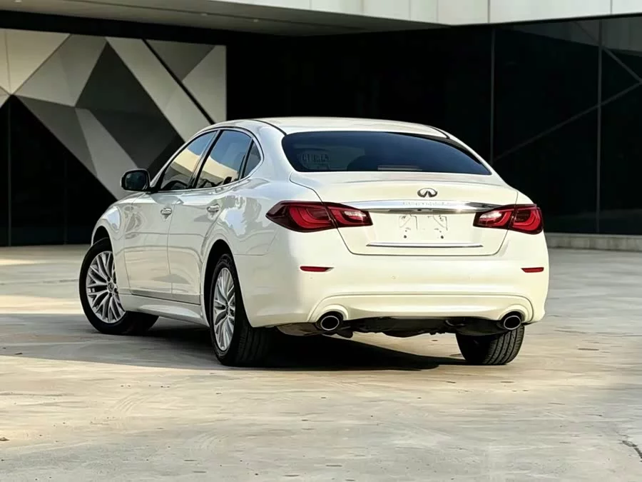 Infiniti Q70