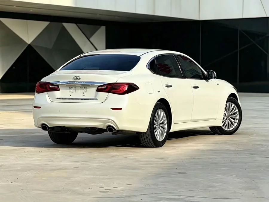 Infiniti Q70