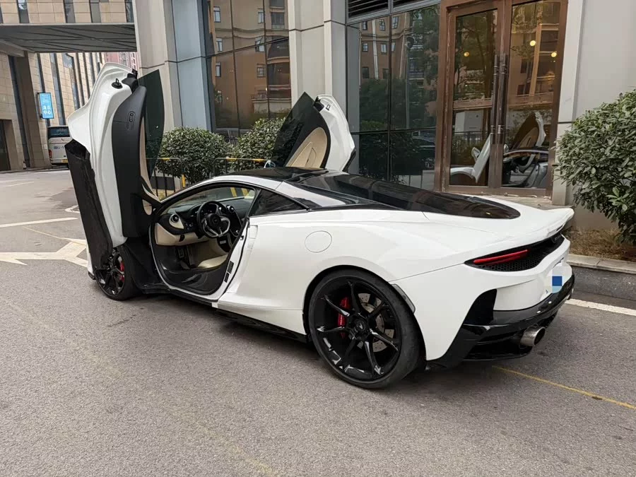 McLaren GT