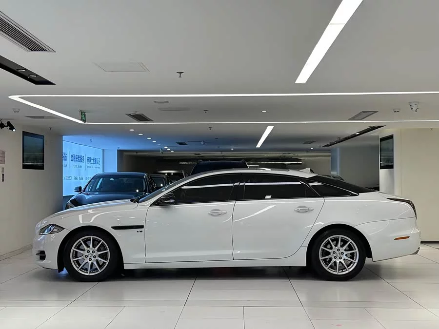 Jaguar XJ