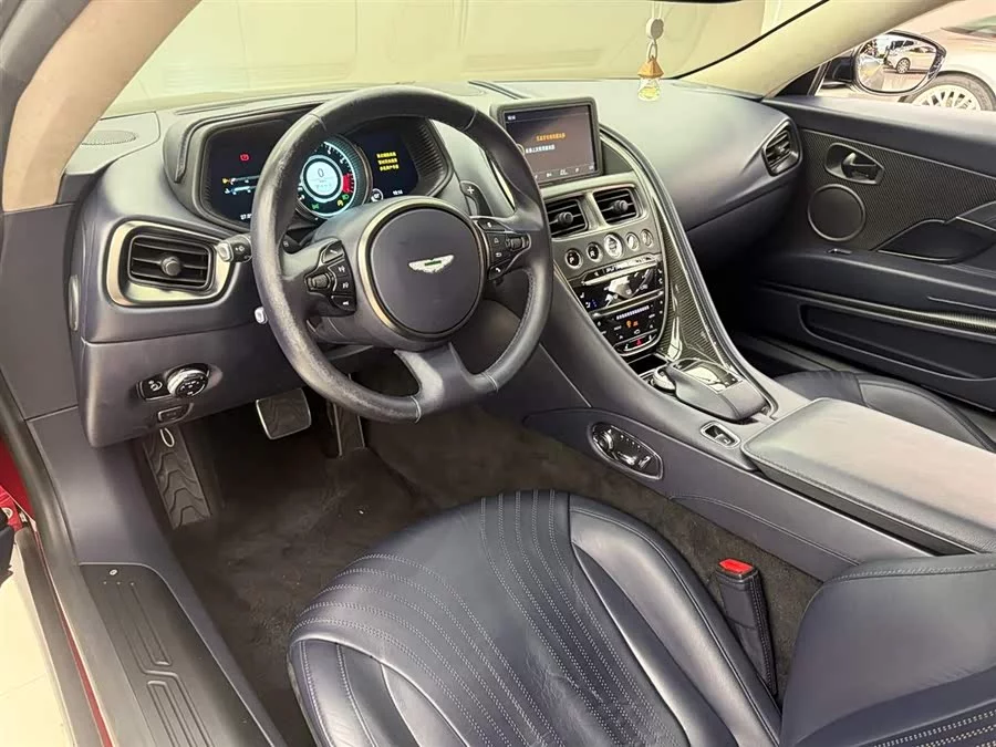 Aston Martin DB11