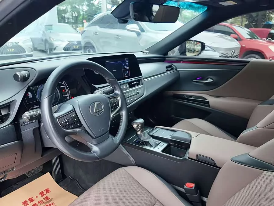 Lexus ES