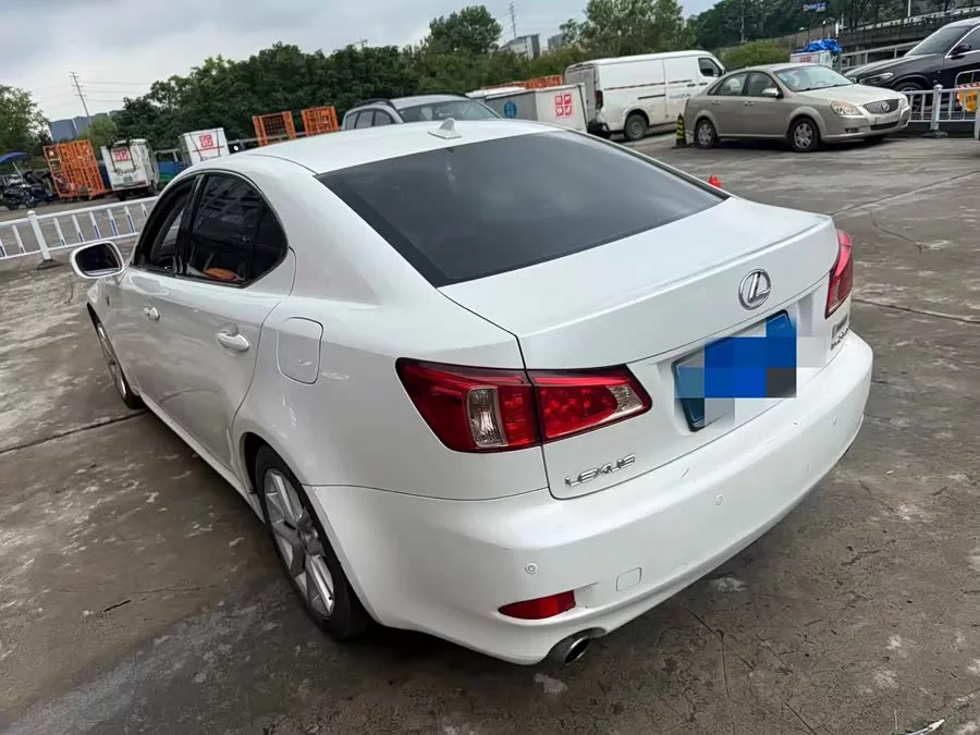 Lexus IS