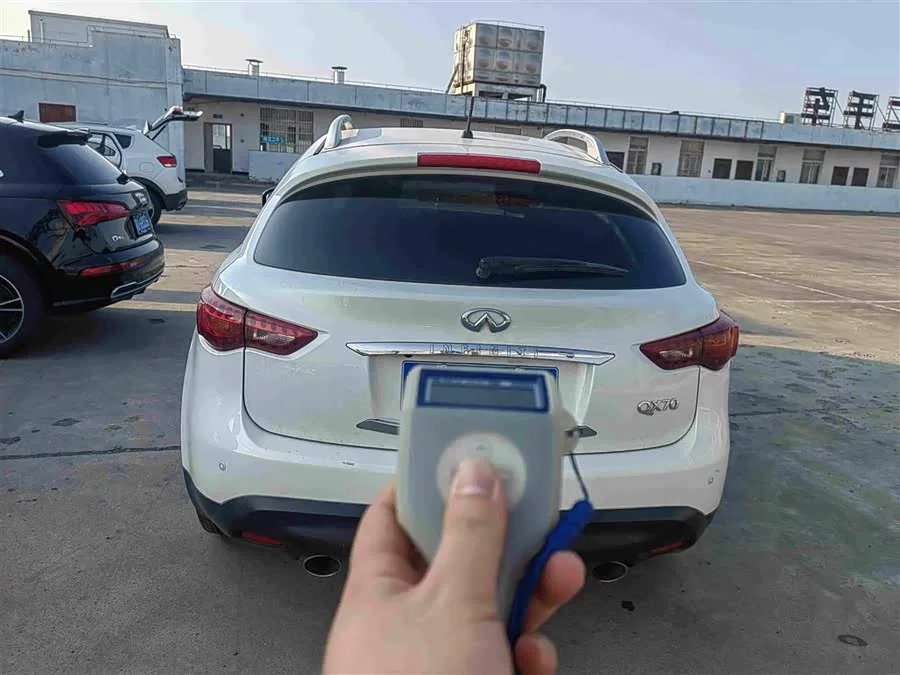 Infiniti QX70