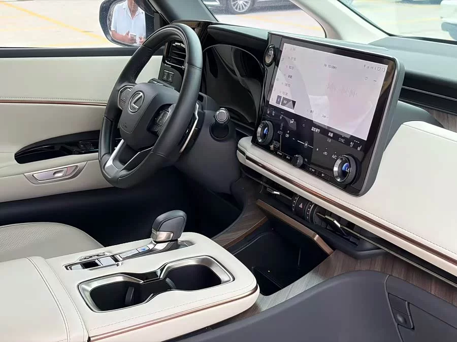 Lexus LM