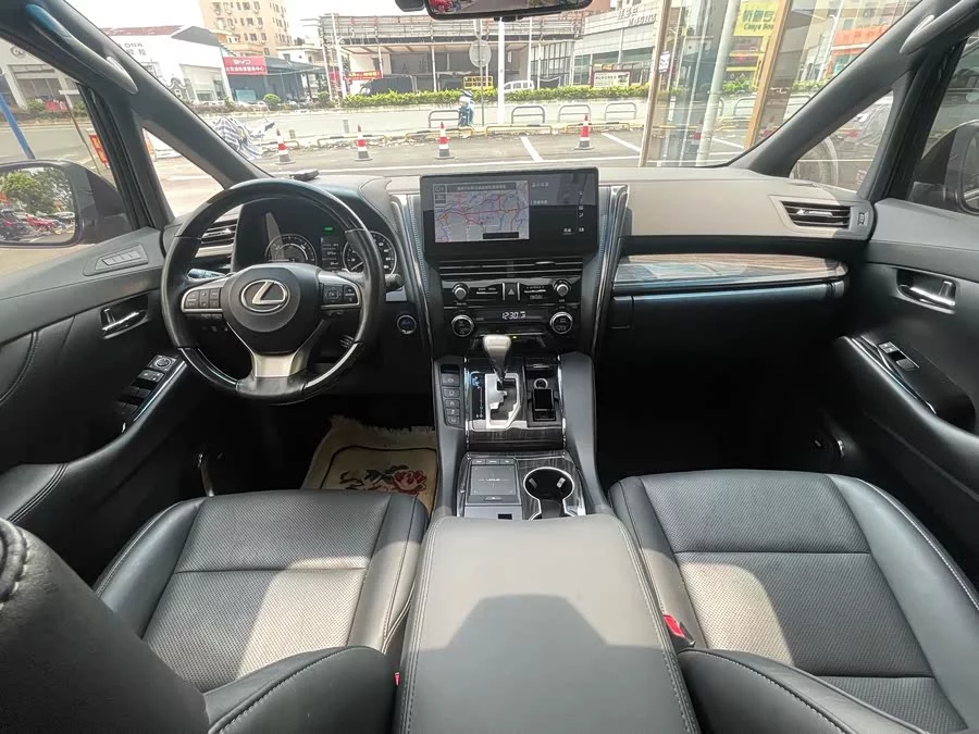 Lexus LM