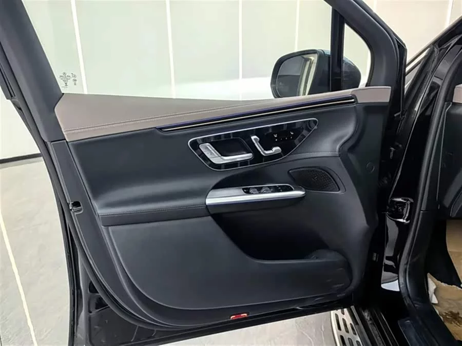 Mercedes Benz EQE SUV