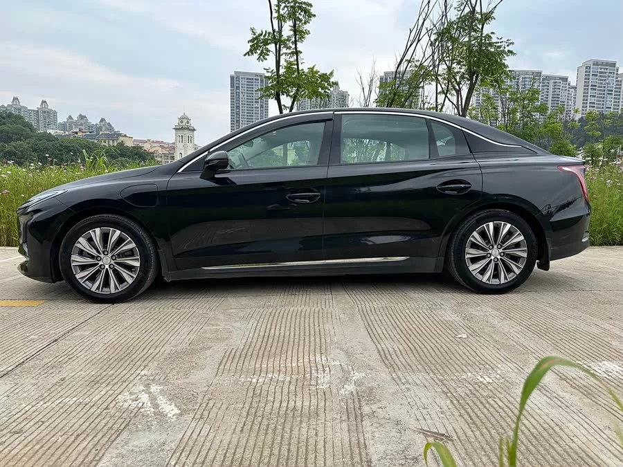 Hongqi E-QM5