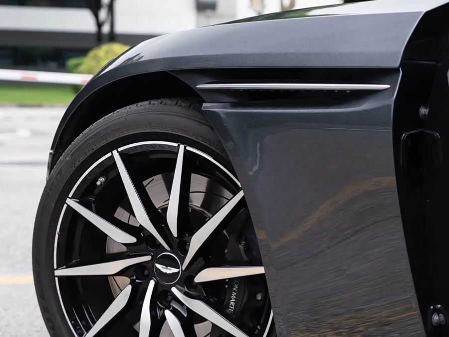 Aston Martin DB11