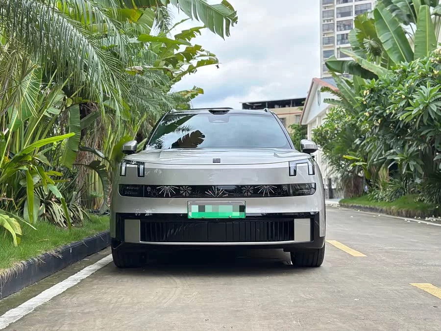 Lynk & Co 900