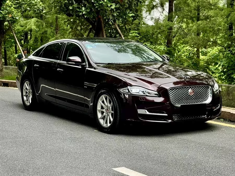 Jaguar XJ