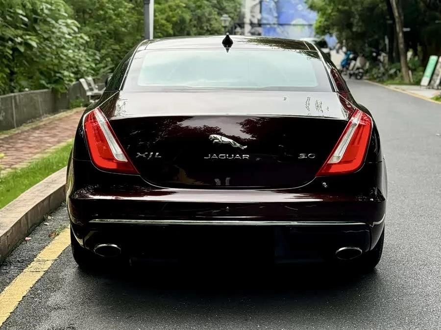 Jaguar XJ