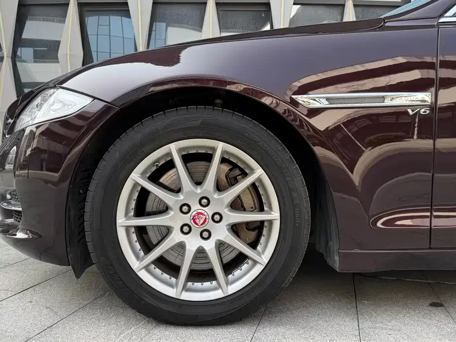 Jaguar XJ