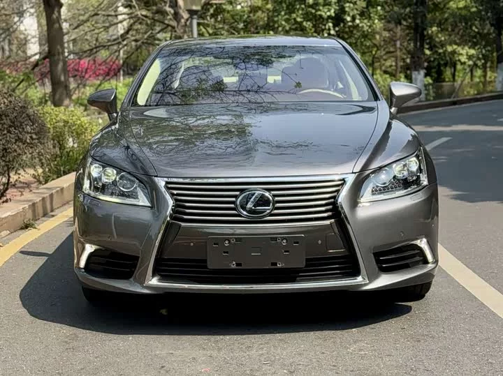 Lexus LS