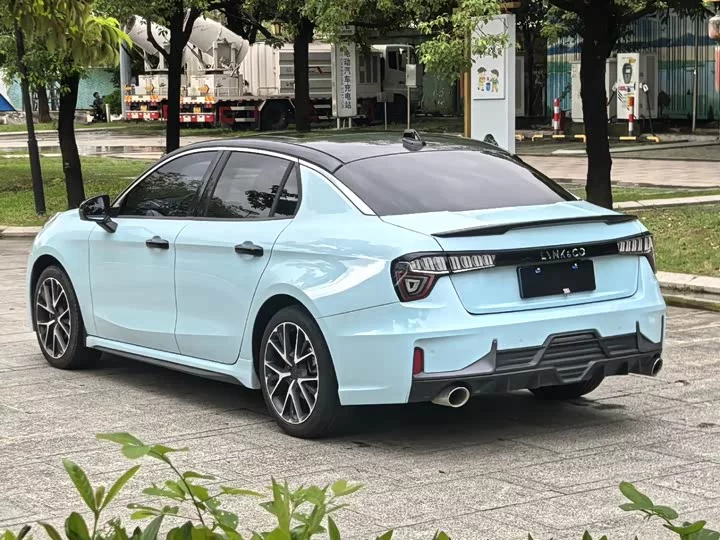 Lynk & Co 03