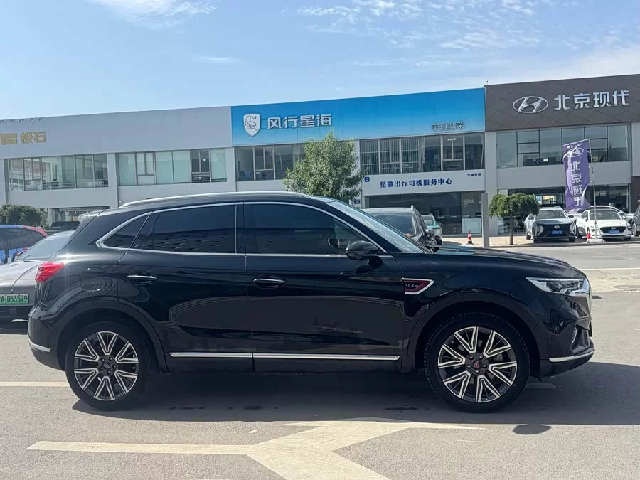 Hongqi HS5