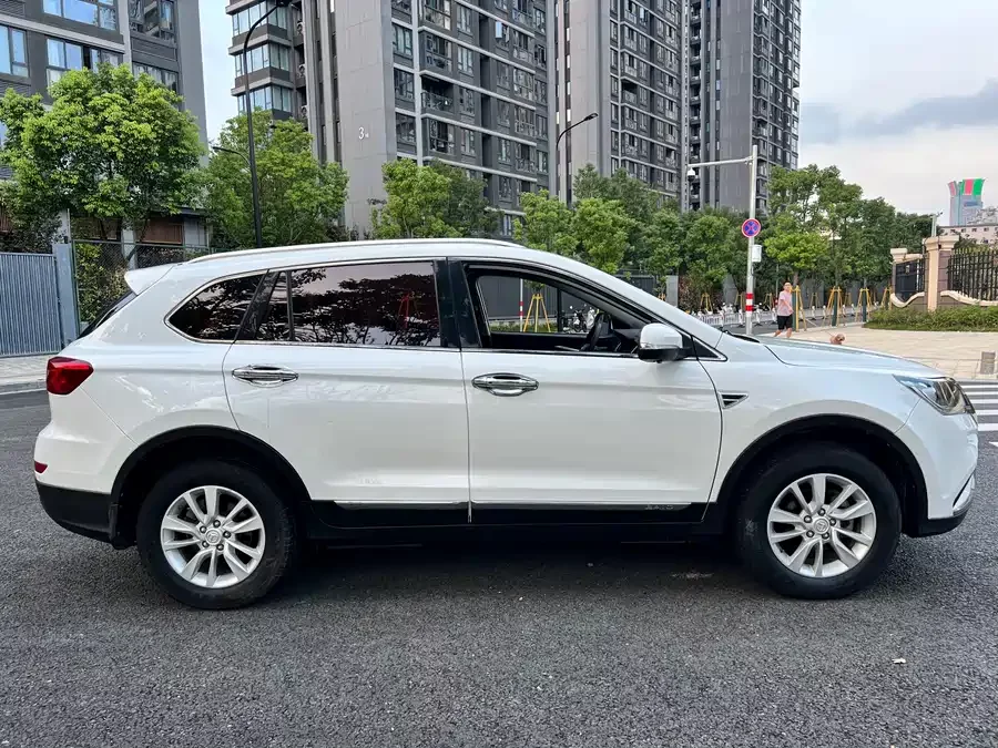BAIC S6
