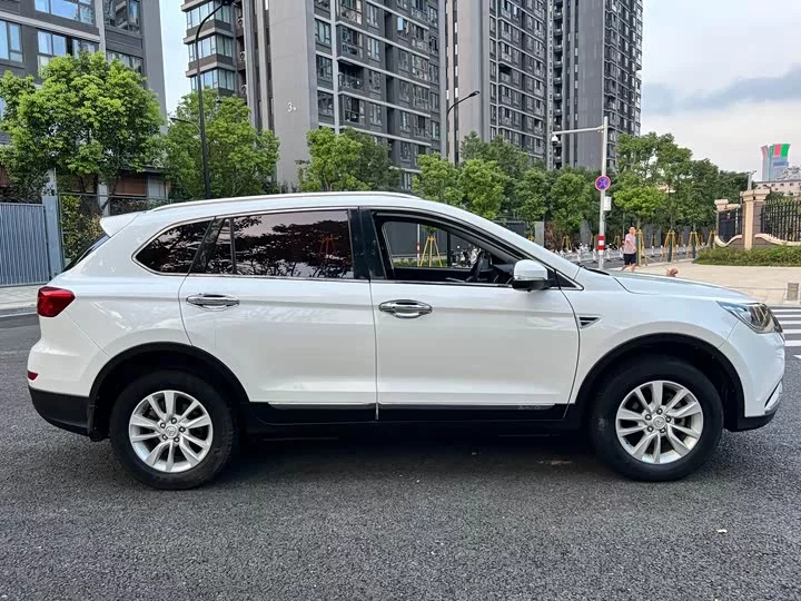 BAIC S6