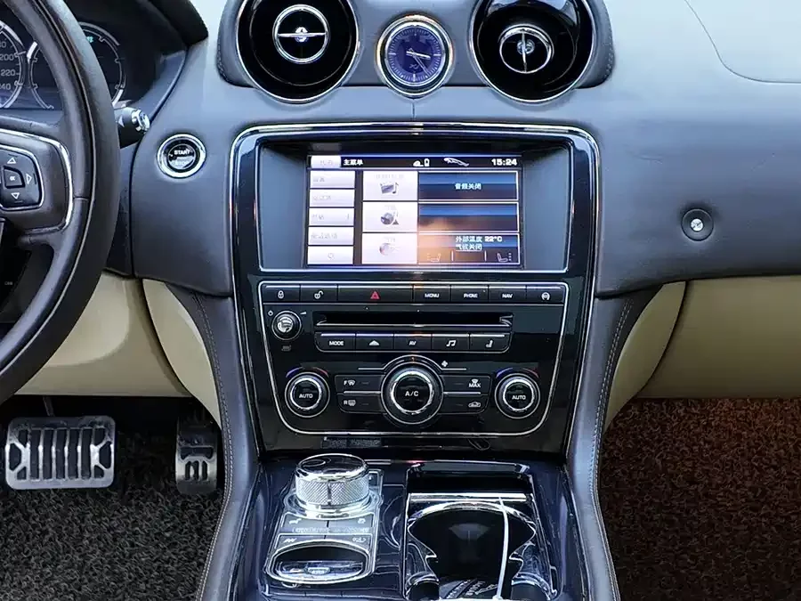 Jaguar XJ