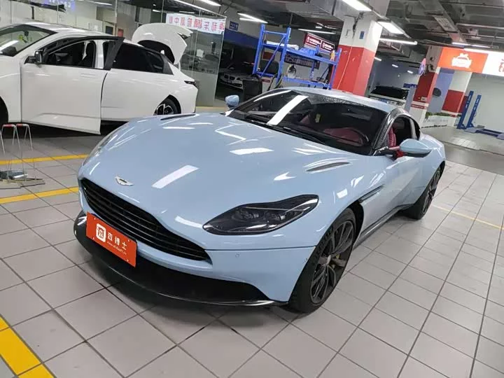 Aston Martin DB11