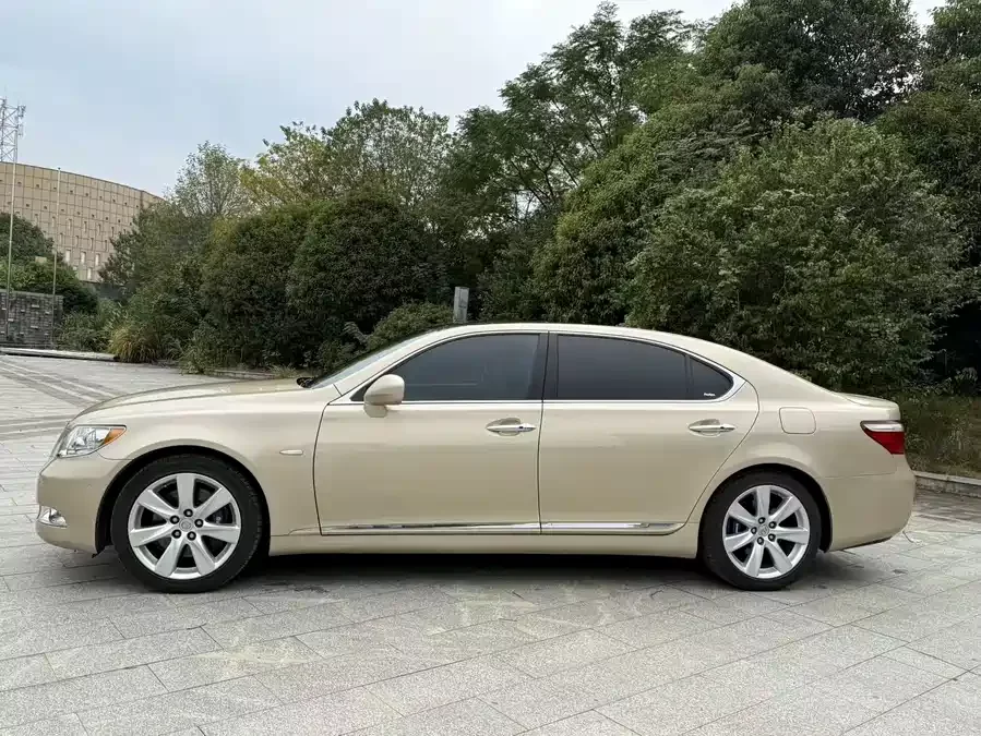 Lexus LS