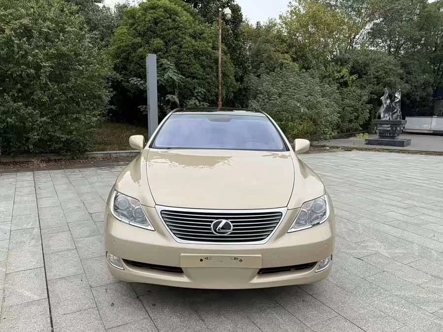 Lexus LS