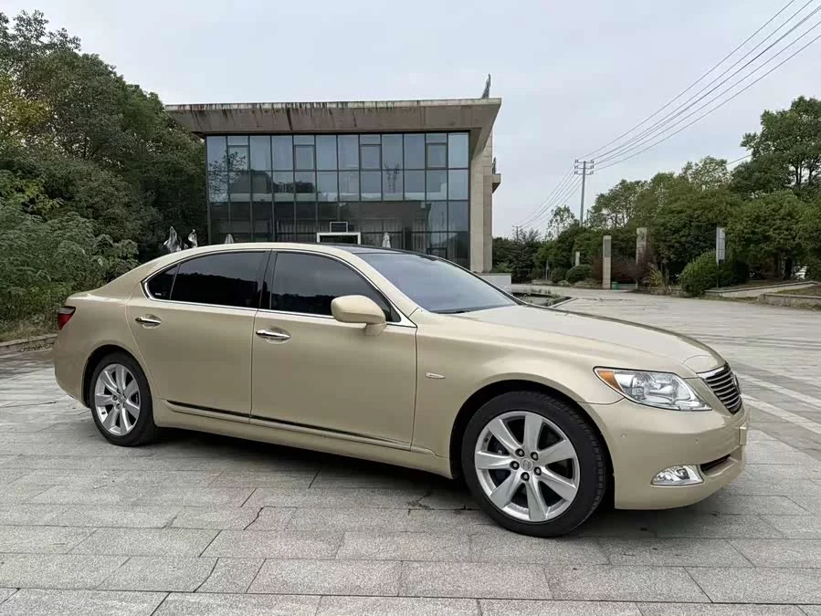 Lexus LS