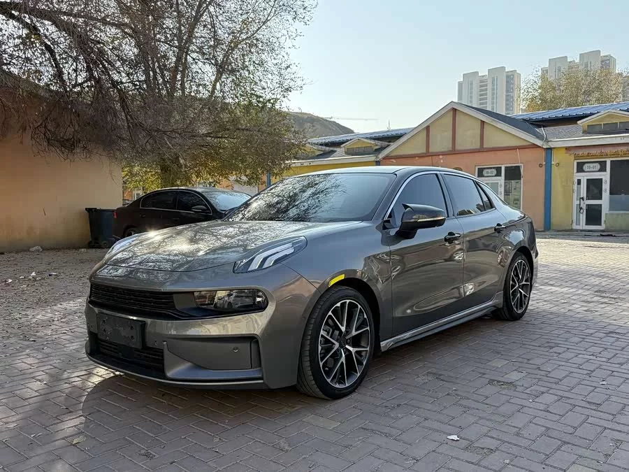 Lynk & Co 03