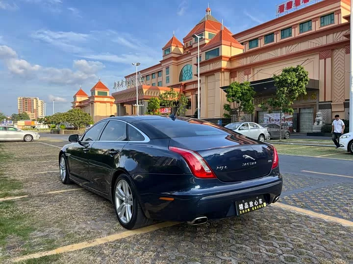 Jaguar XJ
