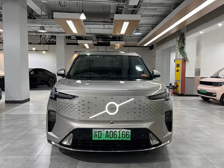 Volvo EM90