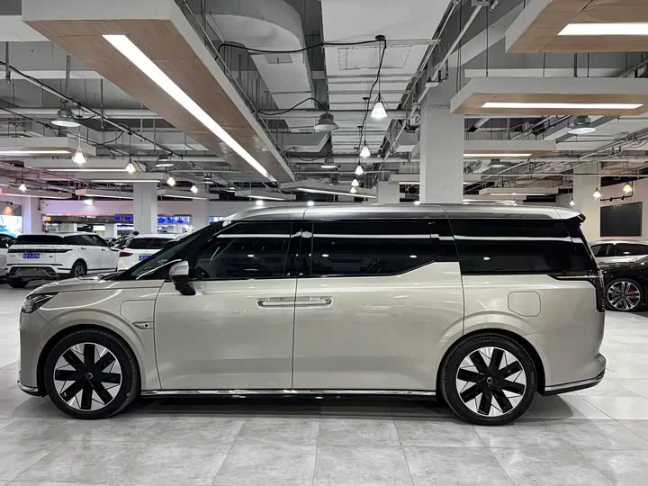 Volvo EM90