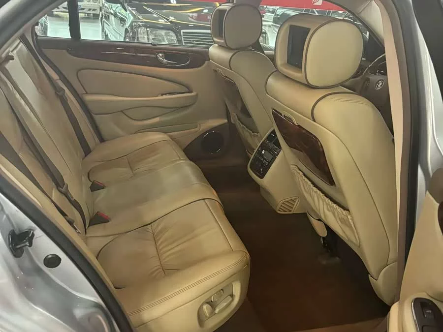 Jaguar XJ