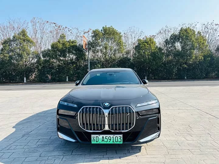 BMW i7